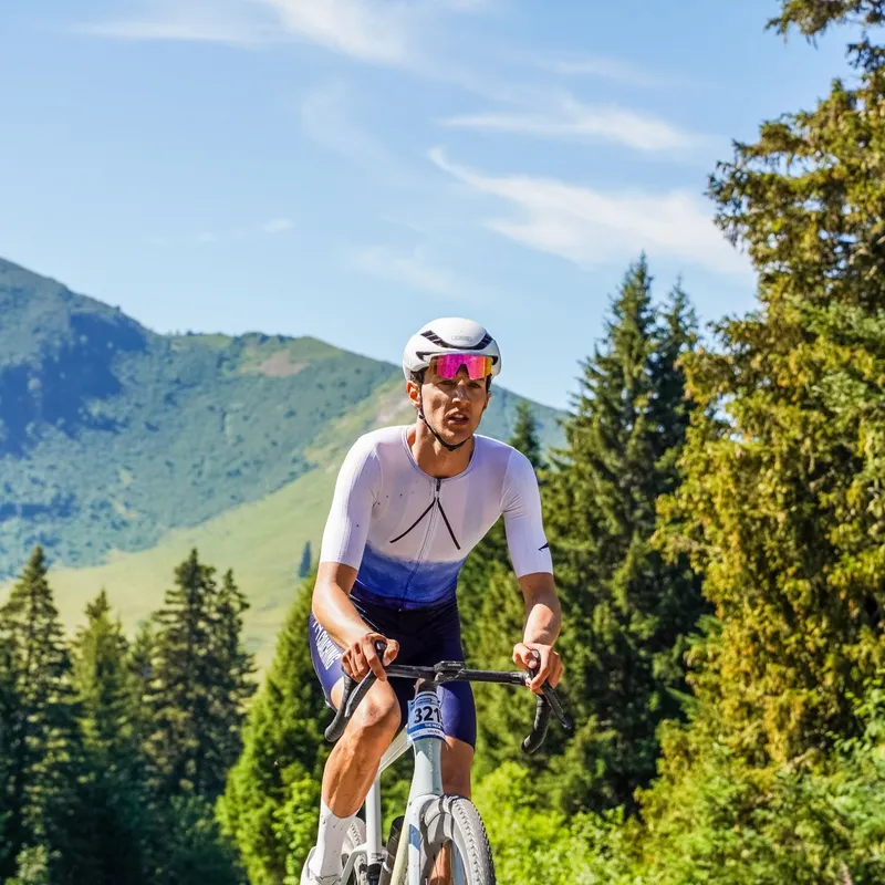 Enea Iten in gara in bici gravel